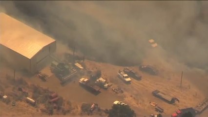 下载视频: Un muerto y decenas de evacuados en un incendio que ha arrasado unos campos de cultivo en Oregon