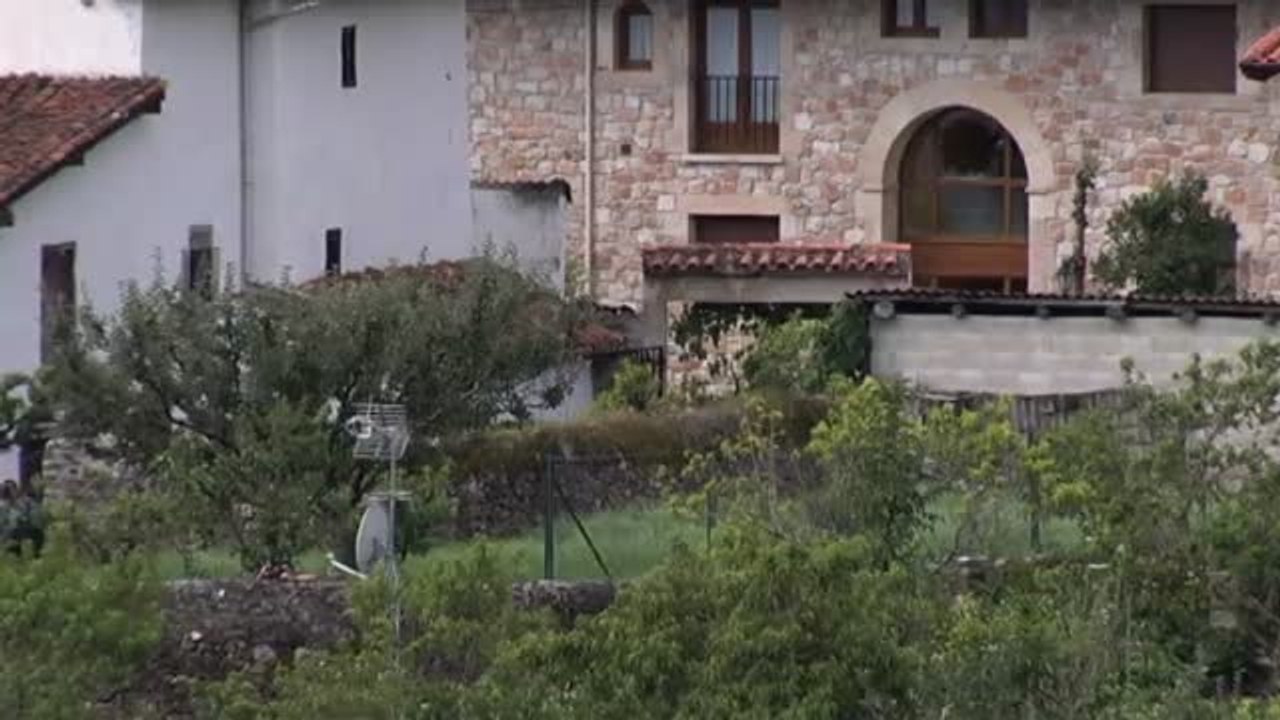 La Guardia Civil busca al hombre huido tras pasar la noche atrincherado en su casa de Turieno (Cantabria)