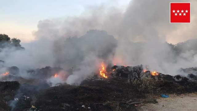 Los bomberos controlan un incendio con dos focos en la localidad madrileña de Valdemorillo