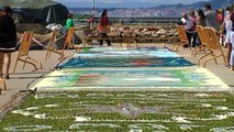 El puerto de Bueu se engalana con alfombras florales para recibir a la Virgen del Carmen