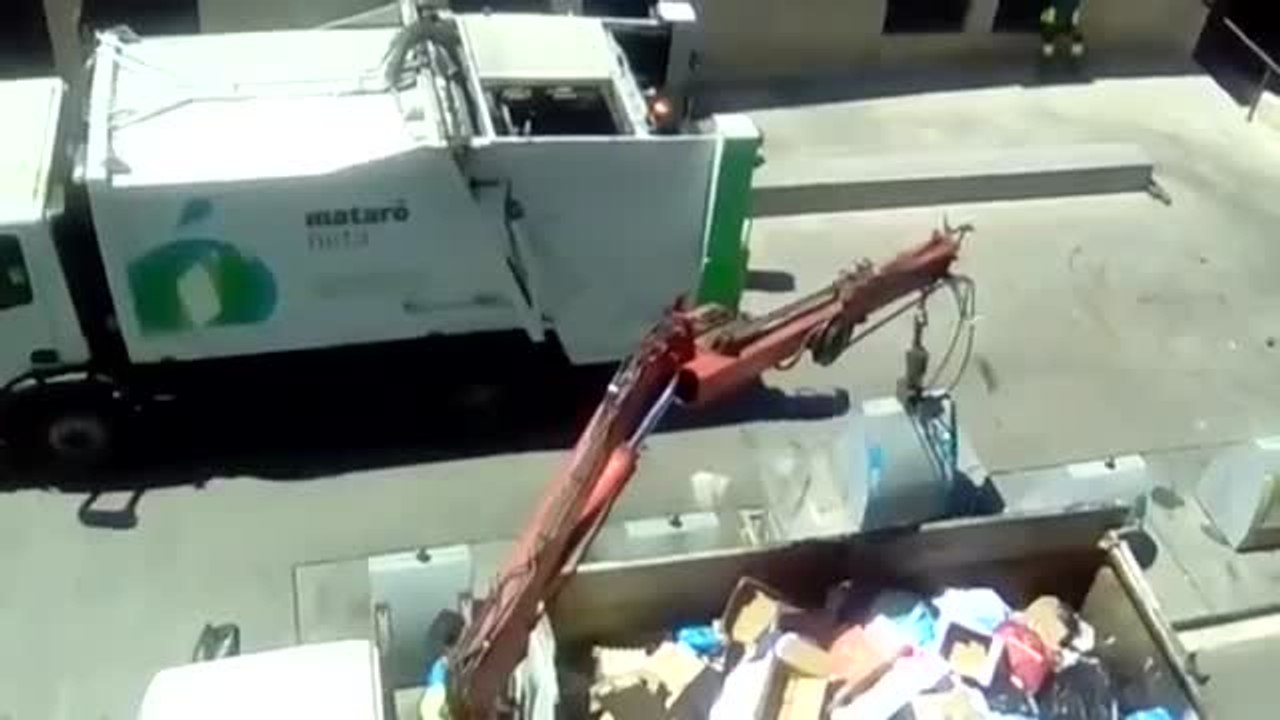 El camión de la basura abre la polémica sobre el reciclaje