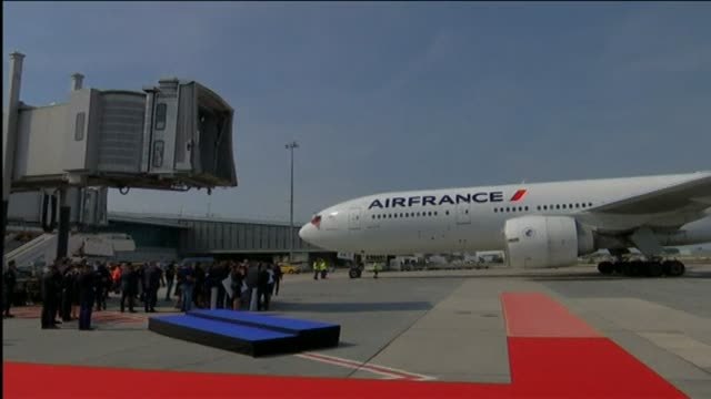 La selección francesa aterriza en París con la copa del mundo