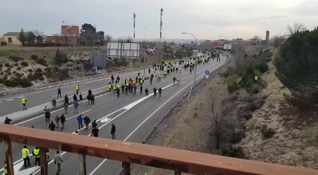 Taxistas marchan al aeropuerto y cortan vías a su paso