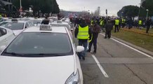 Taxistas de Madrid realizan cortes puntuales del tráfico en la M-40 a la altura de Ifema