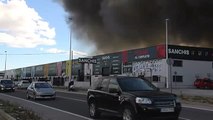 Un incendio calcina una nave industrial en Valencia