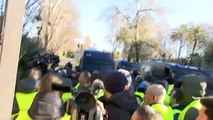 Tensión entre los taxistas y los mossos a las puertas del Parlament