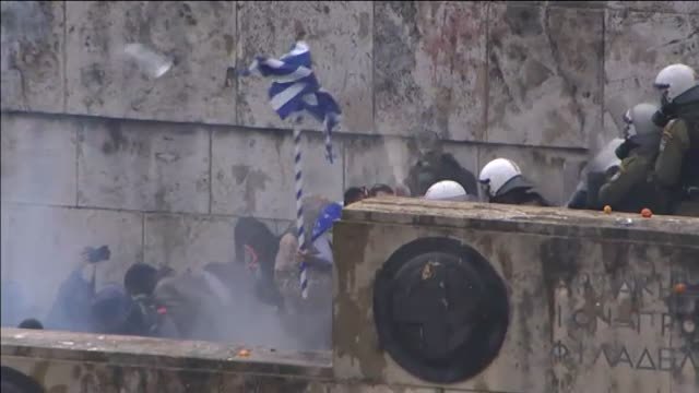 Batalla campal en Atenas en contra del acuerdo con Macedonia