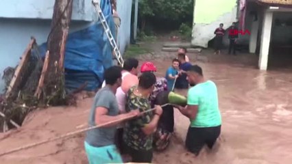 ZONGULDAK Alaplı da mahsur kalan vatandaşlar böyle kurtarıldı