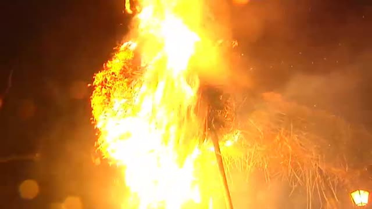Castro Caldelas ilumina sus calles con cientos de fachós