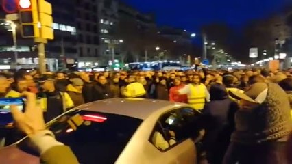 Incidentes en el primer día de huelga de taxis en Barcelona