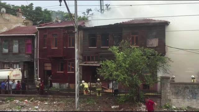 Fatih'te tarihi ahşap binada yangın