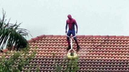 Quand Spiderman se met à nettoyer son toit de maison !