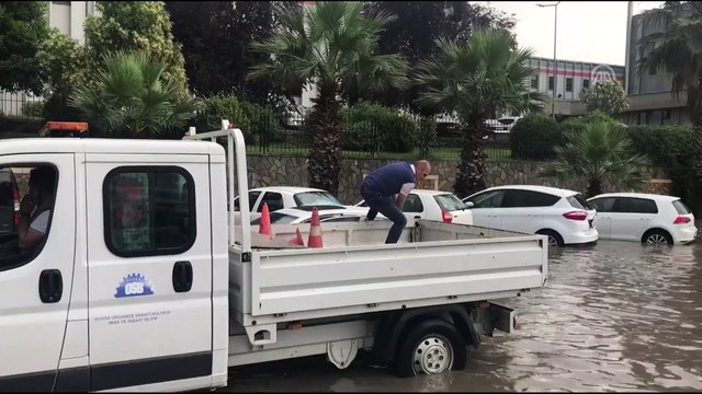 Gölete dönen yolda araçlar mahsur kaldı - BURSA
