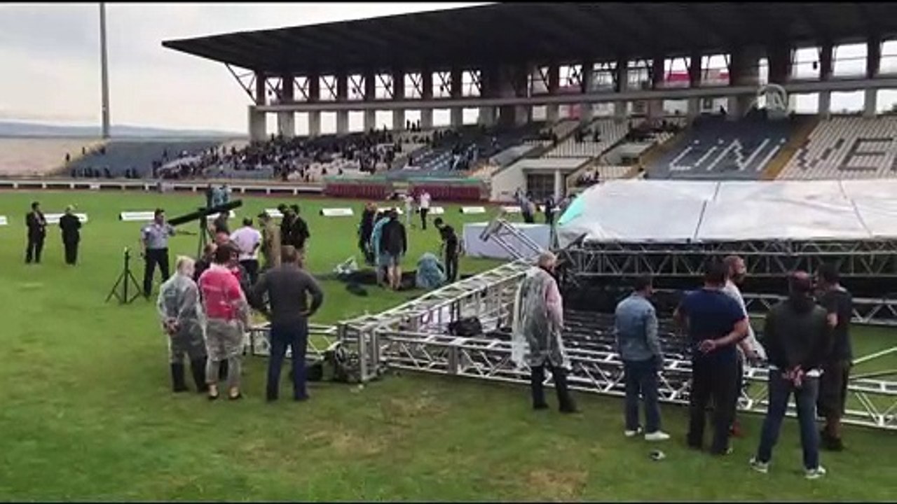 Karabük Üniversitesi'nde sağanak ve fırtınadan mezuniyet töreni için kurulan sahne çöktü - KARABÜK