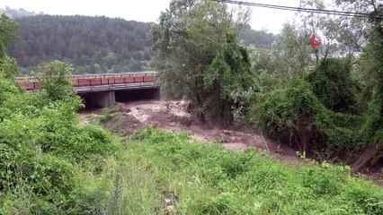 Sağanak yağış sele dönüştü, D100 Karayolu trafiğe kapandı