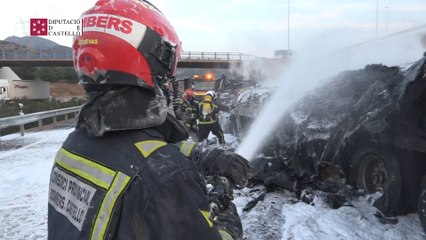 Herido el conductor de un camión por un accidente en la Vall d'Uixò