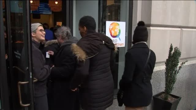 El chef José Andrés reparte comida a los funcionarios afectados por el cierre de la Administración Trump