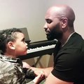 Cet homme chante une belle chanson pour son fils. Vous allez frissonner en écoutant !!