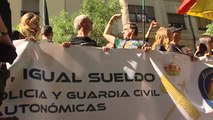 Policías y Guardias Civiles se manifiestan contra el Gobierno ante la sede de Ferraz