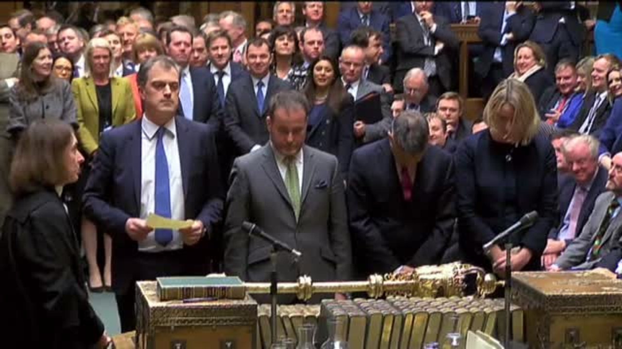 May supera la moción de censura de los laboristas tras el fiasco del Brexit