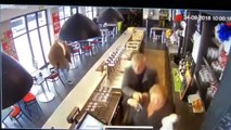 Un caballo se pasea por la barra de un bar en Francia