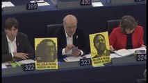 Varios eurodiputados muestran fotografías de los independentistas presos durante la intervención de Sánchez