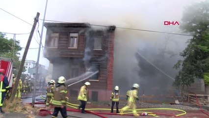 İSTANBUL-FATİH'TE AHŞAP BİNADA YANGIN
