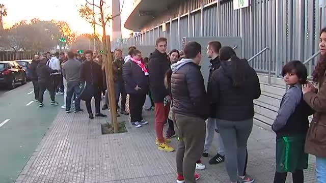 Lainez ya posa con la camiseta del Betis