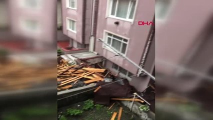 Kocaeli'nde şiddetli fırtına apartmanın çatısını uçurdu