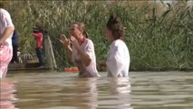 Multitudinario bautizo a orillas del río Jordán para celebrar la Epifanía