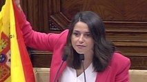 Arrimadas muestra una bandera española en el Parlamento catalán