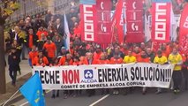 Miles de personas salen a la calle en A Coruña para tratar de parar el cierre de Alcoa