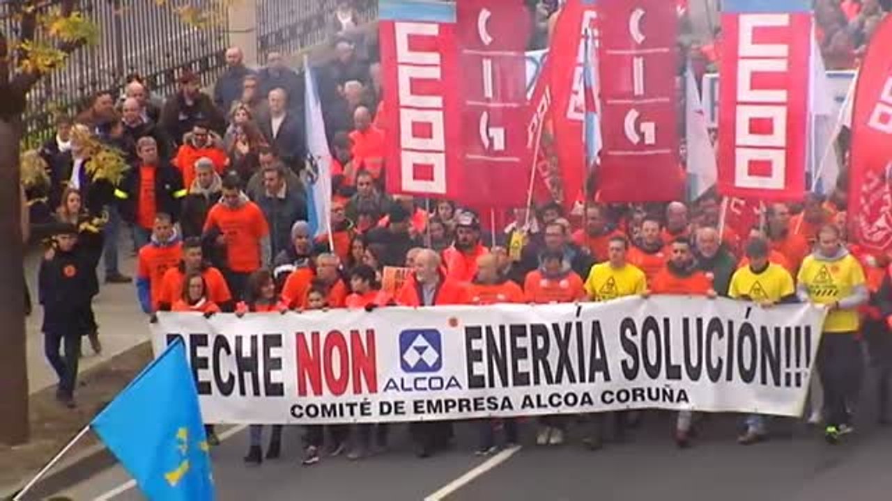 Miles de personas salen a la calle en A Coruña para tratar de parar el cierre de Alcoa