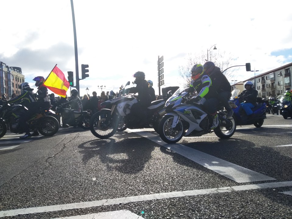Miles de motos rugen en el desfile de banderas de Pingüinos