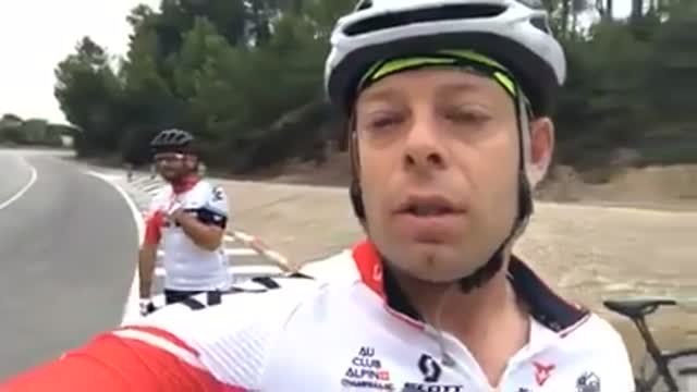 Se durmieron borrachos encima de un stop invadiendo una nacional