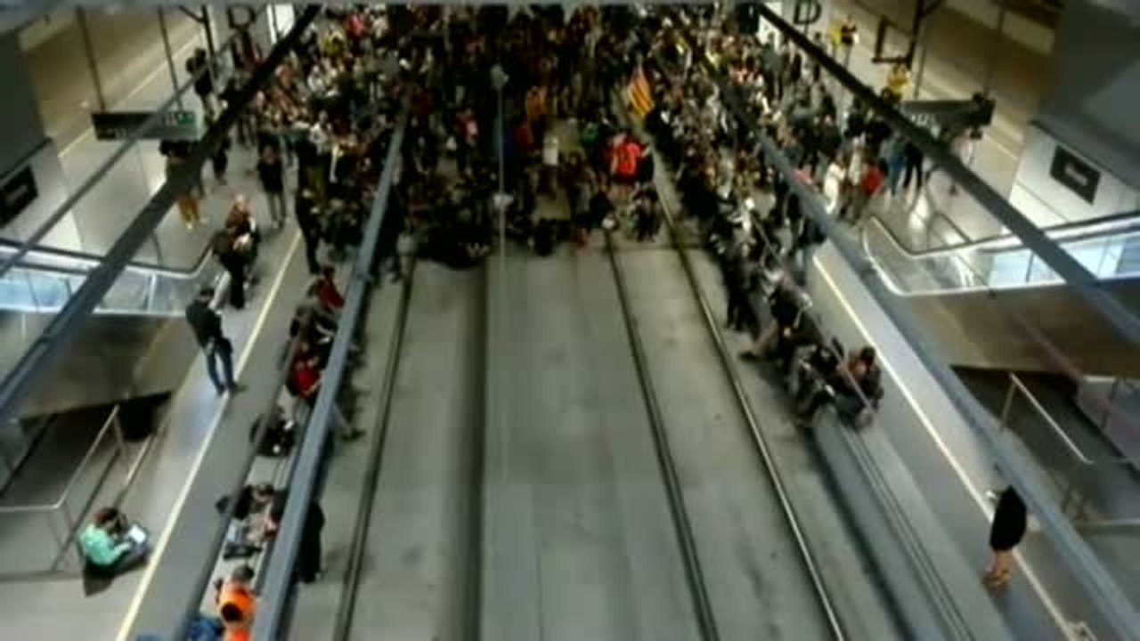 El 1-O deja cortes el AVE, la toma de edificios oficiales para retirar la bandera de España y enfrentamientos con la Policía