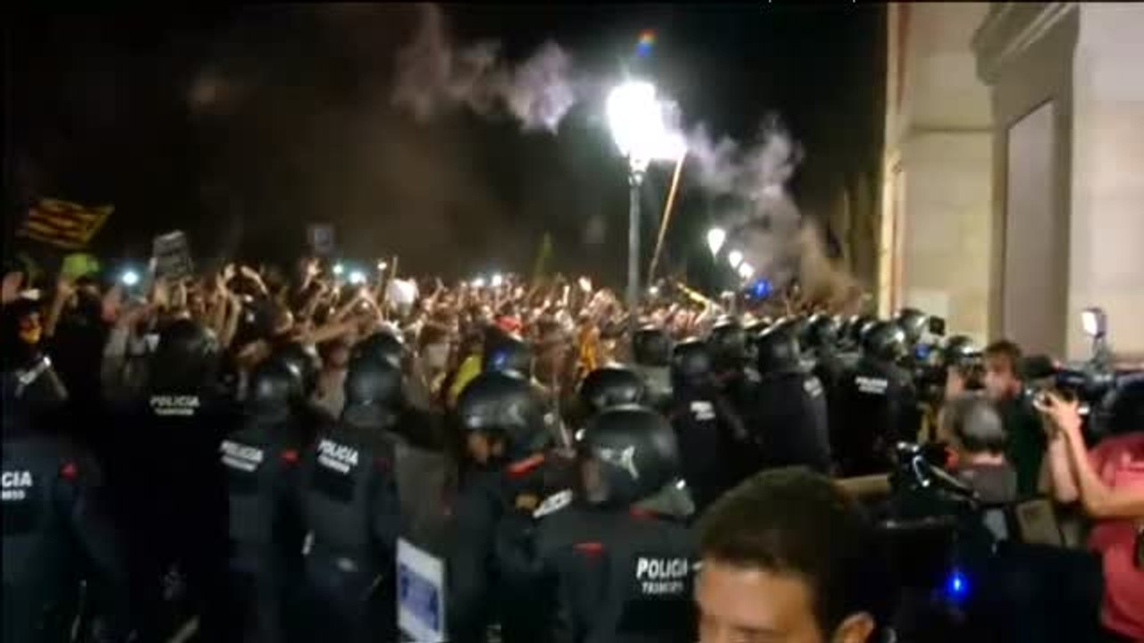 El aniversario del 1-O se salda con incidentes con los CDR y 20 Mossos heridos