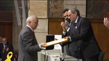 Bernat Pegueroles, marido de Carme Forcadell, recoge la Medalla d'Or de la Generalitat en nombre de su pareja