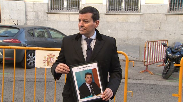 José Luis Bayo entrega 10.000 firmas para pedir la libertad de Zaplana