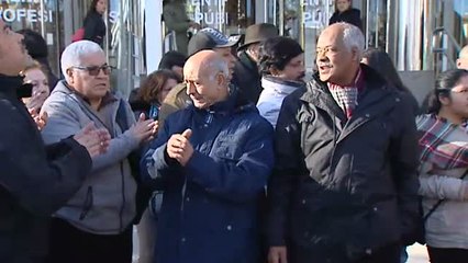 Descargar video: Protesta de los afectados por la venta de viviendas del Instituto de la Vivienda de Madrid (IVIMA) a un fondo buitre