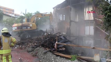 FATİH'TE YANAN AHŞAP BİNA BELEDİYE EKİPLERİ TARAFINDAN YIKILDI