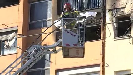 Los bomberos sacan por la ventana a las tres víctimas mortales del incendio de esta mañana en Badalona