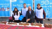 Aldeas Infantiles reparte un roscón de reyes gigante en la Puerta del Sol