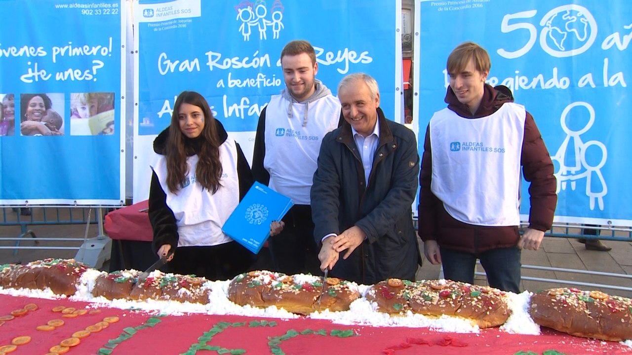 Aldeas Infantiles reparte un roscón de reyes gigante en la Puerta del Sol