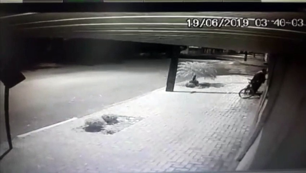 Câmera flagra arrombamento em loja de cosméticos no Centro