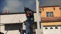 Rescatan in extremis a una mujer anciana del incendio de su casa en Ciudad Juárez