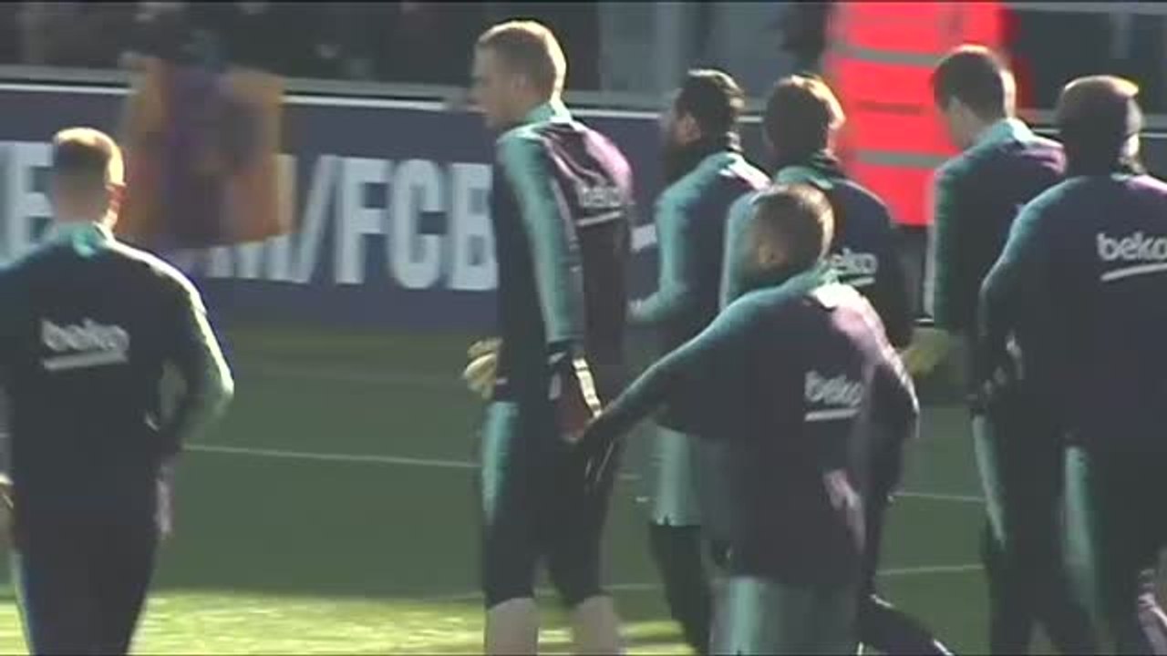Gran expectación en el Miniestadi para ver el entrenamiento del Barça