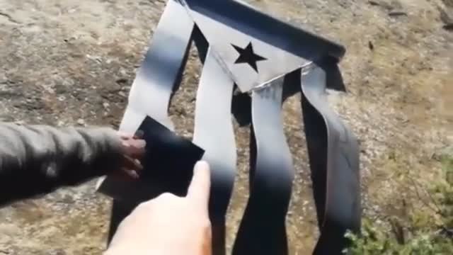 Los mossos denuncian por hurto a un hombre que retiró una estelada de hierro