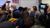 Los CDR sustituyen por la fuerza la bandera de España por la 'estelada' en delegación de la Generalitat en Girona