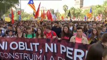Miles de estudiantes toman las calles de Barcelona para reivindicar el 1-O